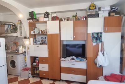 Garsoniera cu baie si geam mare  - scara foarte ingrijita - 5