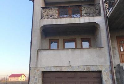 Casa finisata, teren 2500mp, Marginea - 2