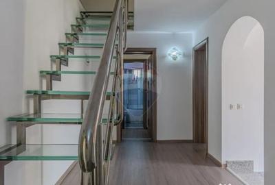 Casă cu 10 camere cu Teren 1074 Mp în Moieciu - 1