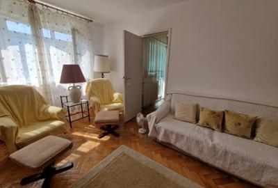 Pe frumoasa strada Platanilor, renumita pentru zona inverzita din jurul blocului - 5