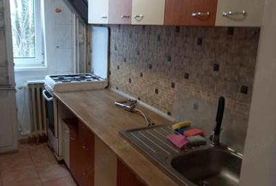 Apartament cu 3 camere decomandat în Titan