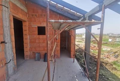 Duplex pe plan - 2 bai - canalizare - personalizare interioara - bucatarie inchi - 5