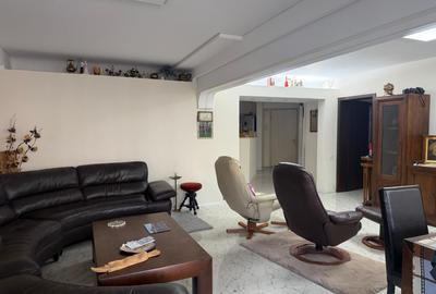 Apartament cu 4 camere semidecomandat, mobilat în Unirii - 1