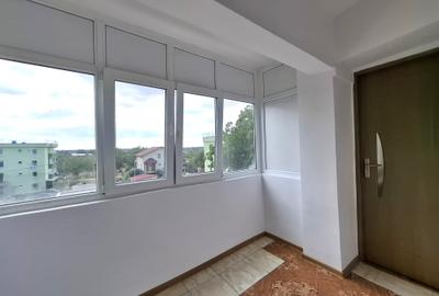 Apartament cu 3 camere decomandat în 1 Decembrie