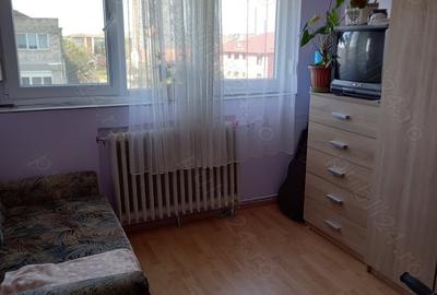 Apartament cu 3 camere decomandat în Iosia