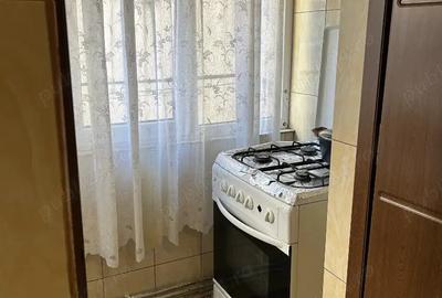 Inchiriez ap. 3 camere zona centrala din 01.12.2025 - 11