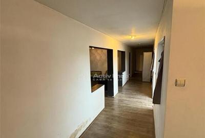 Bocsa Romana, Casa 8 Incaperi, Strada Principala. - 11