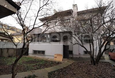 Casă individuală cu 10 camere cu Canalizare în Domenii - 1