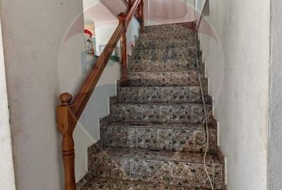 Casă cu 6 camere cu Teren 182 Mp în Central - 11