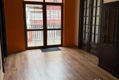 Casă cu 8 camere cu Teren 502 Mp în Castelul Peleș