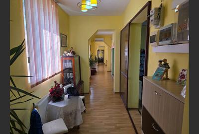 Casă cu 4 camere cu Canalizare în Roman - 2