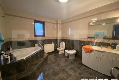 Casă cu 10 camere cu Teren 363 Mp în Central - 1