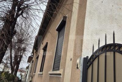 Casa de vanzare, curte comuna cu 1 locatar, 110 mp, zona ult - 3