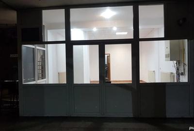 Inchiriez spatiu comercial 40 mp,central,str.G-ral Magheru,langa BCR,Ramnicu Valcea,550 euro. - 2