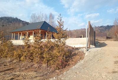 Casă cu Teren 1700 Mp în Hangu - 1