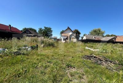 Teren ingradit si casa la rosu - 1