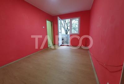 Apartament 2 camere semidecomandat 40 mp utili + 3 mp balcon etaj 2 - 3