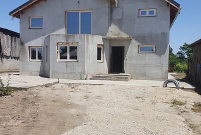Casă individuală cu 8 camere în Oinacu