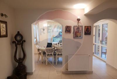 Casa / Vila de lux cu 5 camere de vanzare - 1