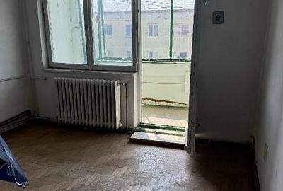 Apartament cu 3 camere decomandat în Roman
