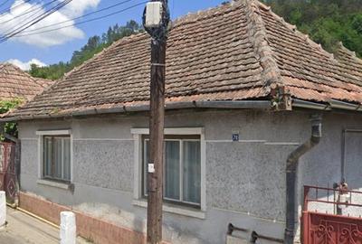 Casă cu 3 camere cu Teren 250 Mp în Central - 2