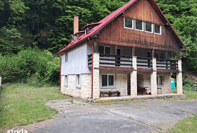 Casă cu 9 camere cu Teren 750 Mp în Gilău - 2