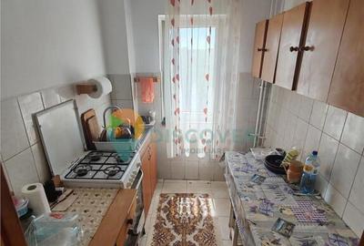 Zona Milcov , 3 camere semidecomandate , etaj intermediar , - 5