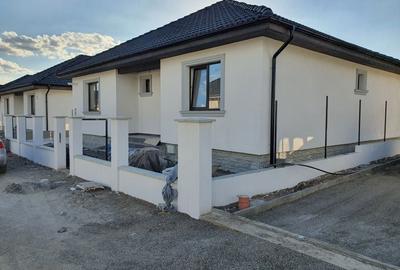 Casă la cheie pe 1 nivel 4 camere 2 băi,145 mp,500 mp teren