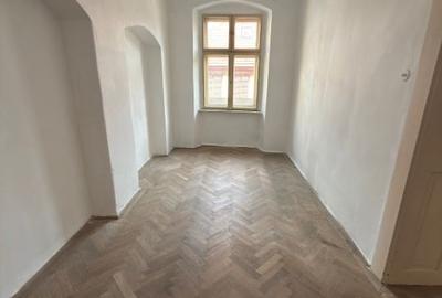 Casă individuală cu 5 camere cu Canalizare în Centrul Istoric - 1