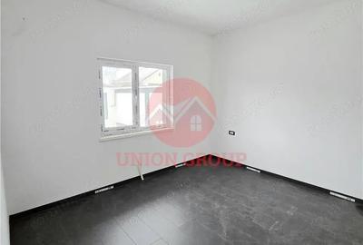 Casă cu 5 camere cu Canalizare în Lumina - 1