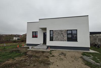 Casa individuala  -  3 camere  -  2 bai  -  378 mp teren - 1