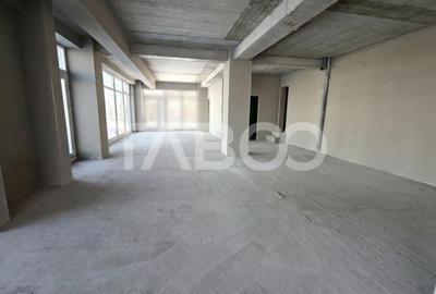 Spatiu Comercial 138 mp utili cu 8 locuri de parcare - Vitrina 13 m - 2