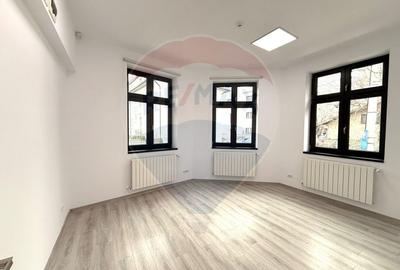 Spațiu comercial, de 100 mp, în P-ța Victoriei - 11