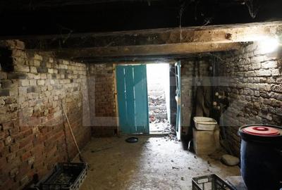 Casă cu 4 camere cu Teren 3800 Mp în Est