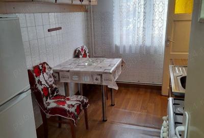 Vanzare apartament 3 camere semidecomandat - 1