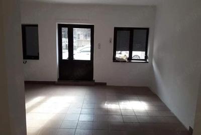 Spațiu comercial, de 50 mp, în Central - 4