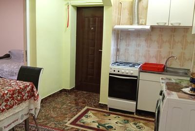 Apartament cu 3 camere semidecomandat în Central - 1