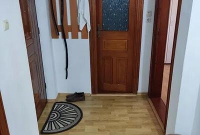 Apartament 3 camere- Zona Sud - etaj 2 - 50 mp  - 64000 euro - 3