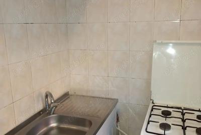 Proprietar, inchiriez garsoniera, strada Crinului - 8