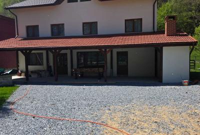 Casă cu 4 camere în Central - 2