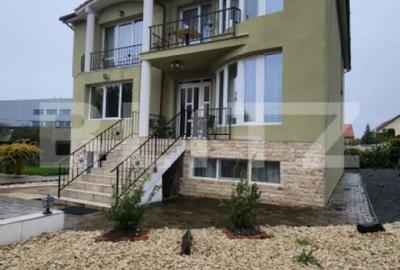 Casă cu 10 camere cu Teren 1100 Mp în Corunca - 1