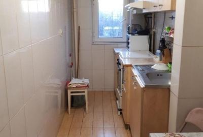 Apartament cu 3 camere semidecomandat în Pantelimon