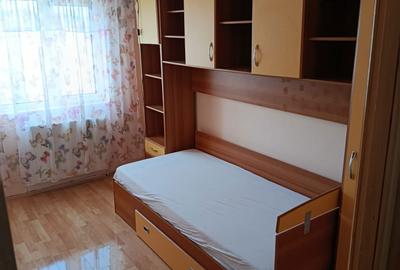 Apartament cu 3 camere decomandat în Racova