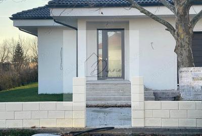 Casă cu 4 camere cu Canalizare în Stupini - 1