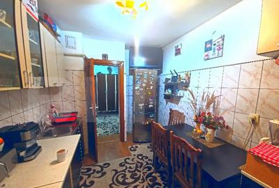 Apartament cu 3 camere decomandat, mobilat în Micro 4