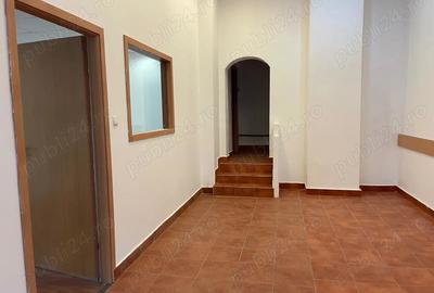 Spa?iu Comercial de Inchiriat Loca?ie Excelenta, Vizibilitate Maxima - 2