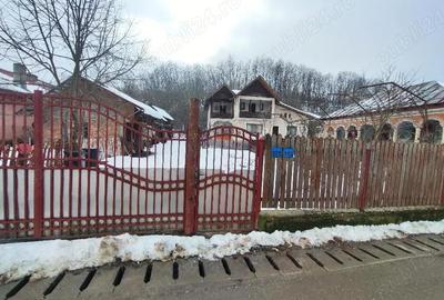 Casă cu 6 camere cu Teren 2080 Mp în Gura Foii - 1