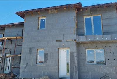 Casă cu 4 camere cu Teren 250 Mp în Sânpetru - 1