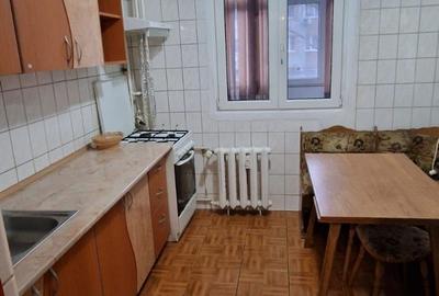 Apartament cu 3 camere semidecomandat în Crângași