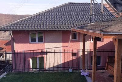 Casă cu 8 camere cu Teren 1000 Mp în Central - 1